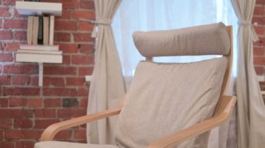 Gelişigüzel Genç Adam Koltukta Oturarak Dönüyor