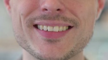 Gülümseyen Genç Adamın Ağzı 'na yaklaş.