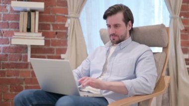 Gelişigüzel Genç Adam Bilgisayarı Kapatıyor, Kanepeyi Bırakıyor 