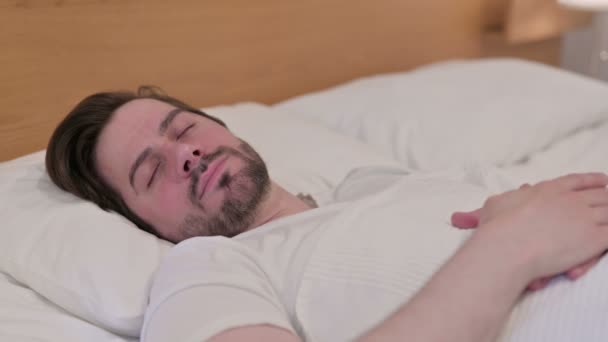 Casual jonge man liggen in bed niet in staat om te slapen — Stockvideo