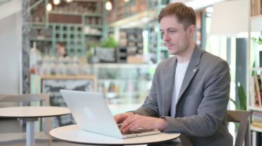 Başarılı Genç Adam Cafe 'de Laptop' ta kutlama yapıyor. 