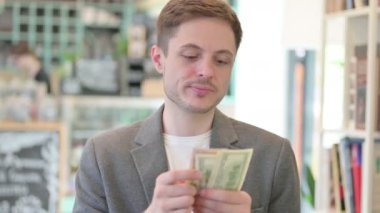 Başarılı Genç Adam 'ın Portresi Dolar Sayıyor