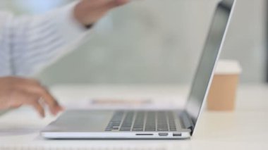 Laptop 'ta Yazan Afrikalı Adamı Kapat 