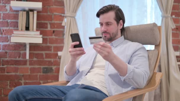 Lässiger junger Mann scheitert mit Online-Bezahlung per Smartphone — Stockvideo