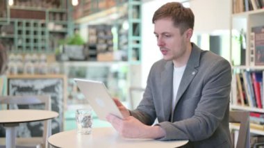 Tablette Kutlama Yapan Başarılı Genç Adam 