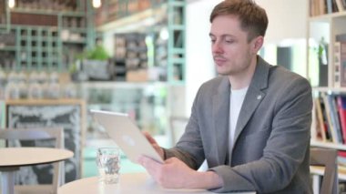 Cafe 'de Tablet kullanan Çekici Genç Adam 