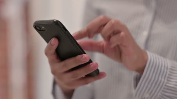 Fechar as mãos da mulher usando Smartphone — Vídeo de Stock