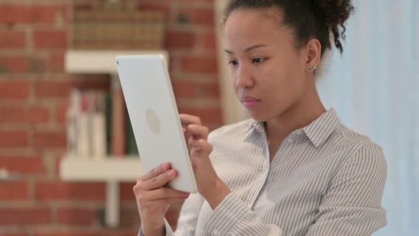Retrato de mulher afro-americana usando Tablet — Vídeo de Stock