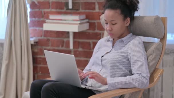Mulher afro-americana trabalhando no laptop — Vídeo de Stock