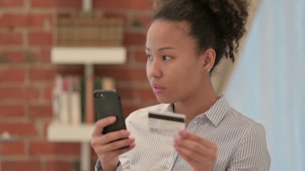 ( 영어 ) African American Womans Portrait of African American Woman Making Online Payment on Smartphone — 비디오