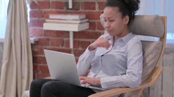 Femme afro-américaine pensant en utilisant un ordinateur portable — Video