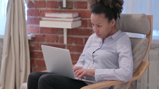 Mulher afro-americana com laptop reagindo à perda — Vídeo de Stock