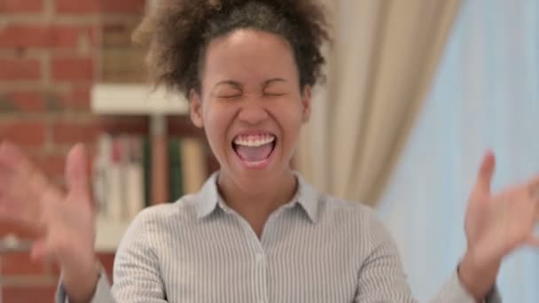 Πορτρέτο της Αφρο-Αμερικανίδας Γιορτάζοντας την επιτυχία — Αρχείο Βίντεο