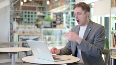 Dizüstü bilgisayarlı genç adam kayıp ve başarısızlığa uğruyor. 