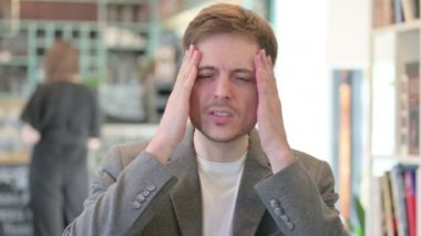 Genç adamın baş ağrısı portresi