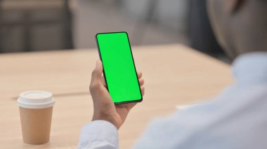 Krom Ekran ile Akıllı Telefon kullanan Afrikalı İşadamı 