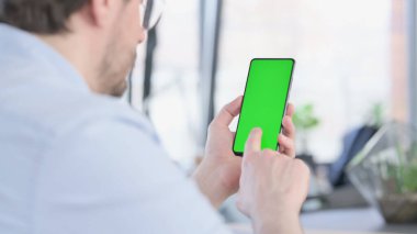 Gözlüklü Adam Krom Ekran ile Akıllı Telefon Kullanıyor 