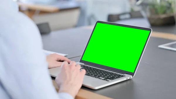 Hombre en gafas usando el ordenador portátil con pantalla de croma — Foto de Stock