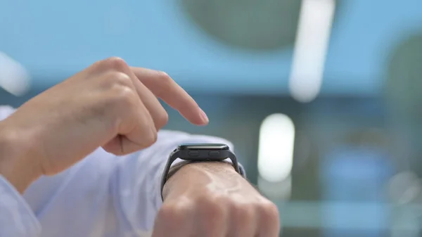 Close up of Young Man using Smart Watch — Stock Photo, Image