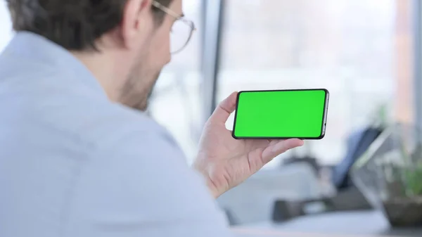 Man in Glasses using Smartphone with Chroma Screen — Stock Photo, Image