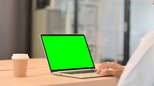 Empresario africano usando la pantalla verde del ordenador portátil —  Fotos de Stock