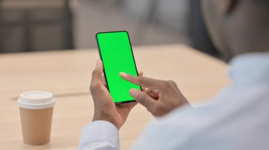 Afrikalı İşadamı Yeşil Ekran ile Akıllı Telefon Kullanıyor 