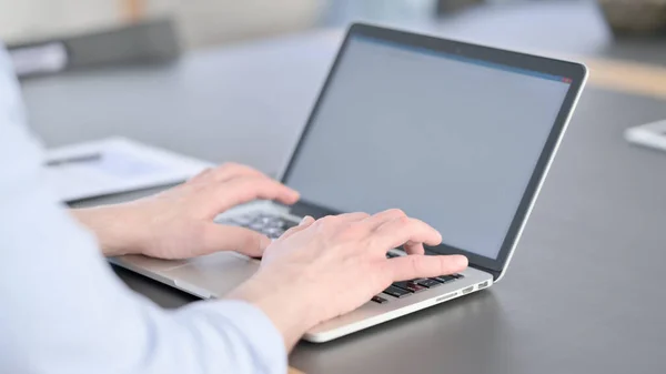 Mann mit Brille benutzt Laptop mit weißem Bildschirm — Stockfoto