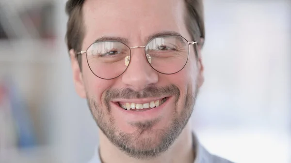 Visage Gros plan de l'homme à lunettes souriant à la caméra — Photo