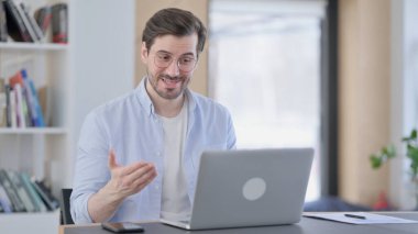 Gözlüklü Adam Bilgisayarda Video Konuşuyor 