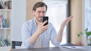 Ofisteki Akıllı Telefondan Gözlüklü Adam Kayıp 'a Tepki Veriyor 