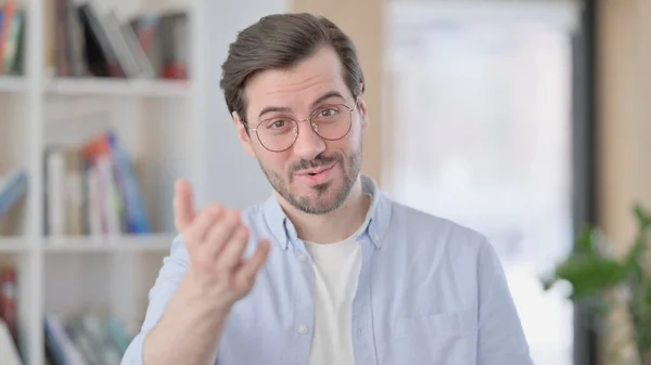 Retrato del hombre con gafas hablando en video llamada en línea —  Fotos de Stock