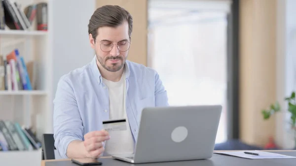 Online platba na notebooku od člověka v brýlích — Stock fotografie