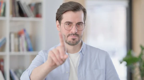Retrato de ningún signo por el hombre en gafas por el gesto del dedo —  Fotos de Stock