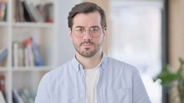 Retrato del hombre con gafas mirando a la cámara —  Fotos de Stock