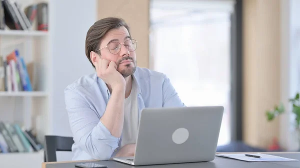 Mann mit Brille und Laptop im Büro — Stockfoto