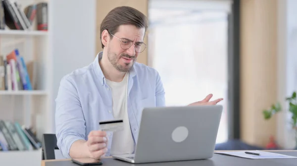 Échec du paiement en ligne sur ordinateur portable par l'homme à lunettes — Photo