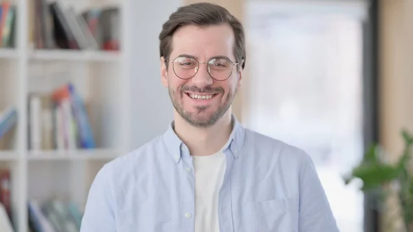 Retrato del hombre con gafas sonriendo ante la cámara — Foto de Stock