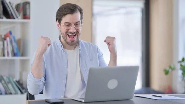 Uomo di successo in bicchieri Celebrare sul computer portatile in ufficio — Foto Stock