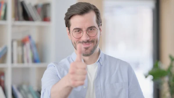 Retrato del hombre en gafas mostrando pulgares hacia arriba —  Fotos de Stock