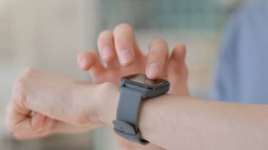 Smartwatch kullanarak Genç Kadının Elleri 'nin Kapanışı 