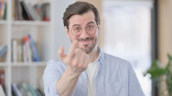 Retrato del hombre con gafas apuntando a la cámara, invitando —  Fotos de Stock