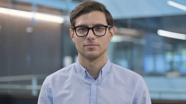 Retrato de un joven mirando a la cámara — Foto de Stock