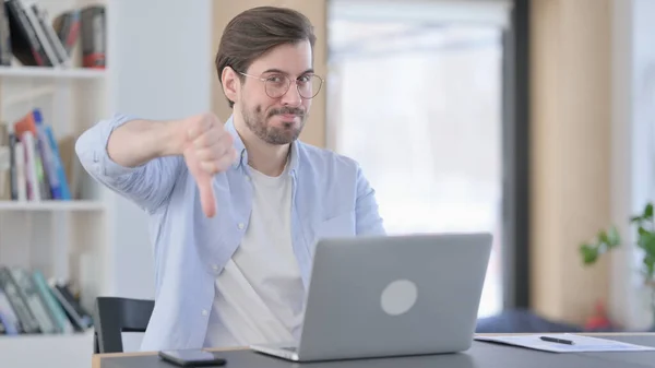 Ofisinde dizüstü bilgisayarı olan Gözlüklü Adam 'dan Baş Parmak İndirme — Stok fotoğraf