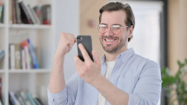 Portrait de l'homme en lunettes Célébrant sur Smartphone — Photo