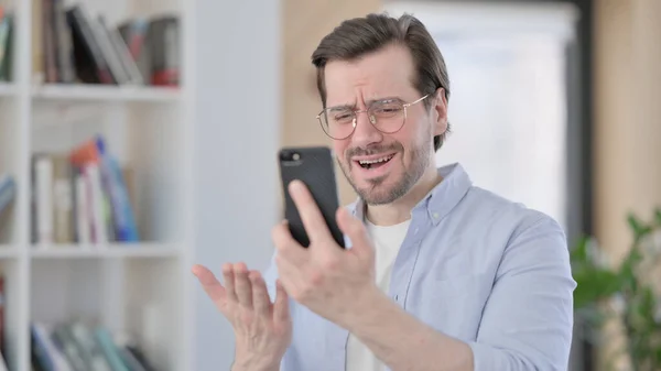 Retrato del hombre en gafas Pérdida en Smartphone —  Fotos de Stock