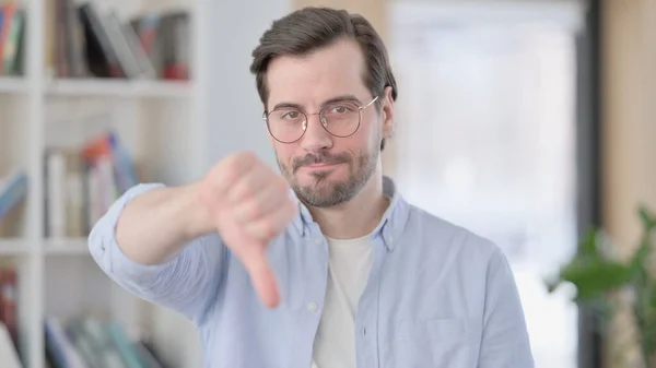 Portret van Duimen naar beneden Gesture door de mens in glazen — Stockfoto