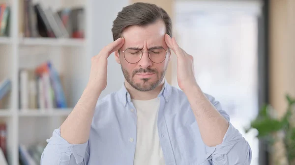 Porträt eines Mannes in Brille mit Kopfschmerzen — Stockfoto