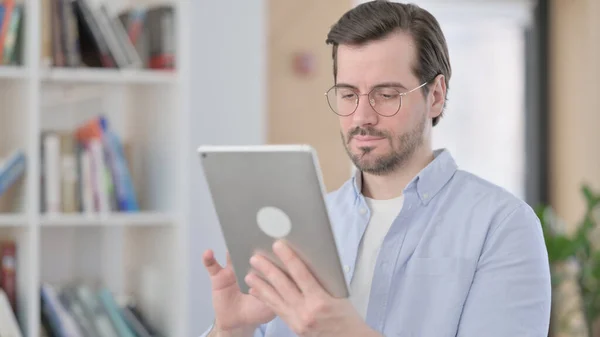 Portrait de l'homme en lunettes à l'aide d'une tablette numérique — Photo