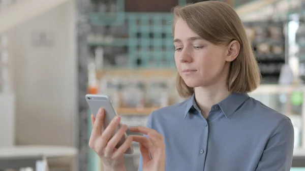 Retrato de mujer joven usando Smartphone — Foto de Stock