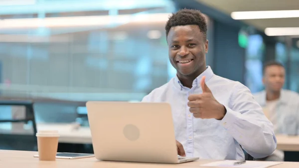 Tummen upp av afrikanska affärsman med bärbar dator på jobbet — Stockfoto